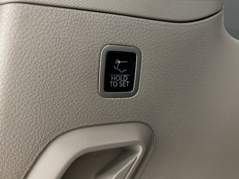 Used 2023 Jeep Wagoneer 4WD w/ Premium Group I image 31