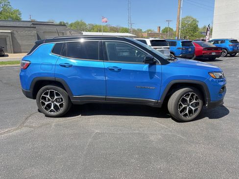 Used 2025 Jeep Compass Limited AWD/4WD image 4