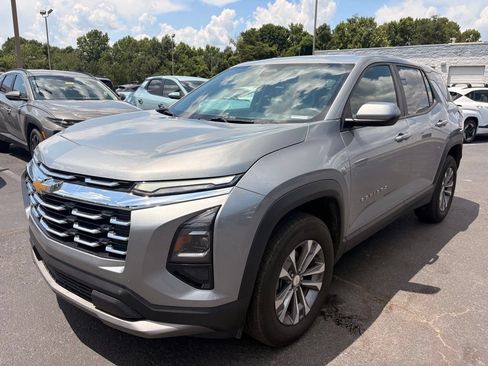 Used 2025 Chevrolet Equinox LT AWD/4WD image 3