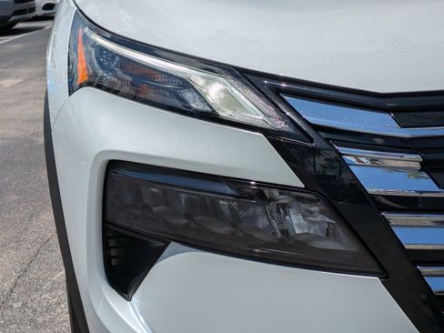 Used 2025 Nissan Rogue SV w/ SV Premium Package FWD image 8