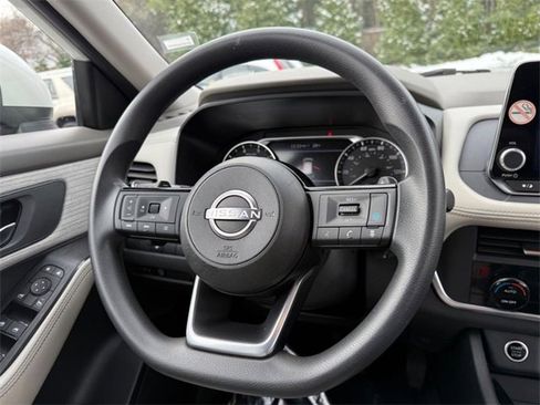 Used 2023 Nissan Rogue SV image 12