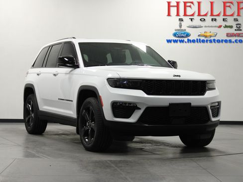 Used 2025 Jeep Grand Cherokee Limited w/ Black Appearance Package AWD/4WD image 1