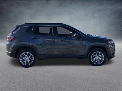 Used 2023 Jeep Compass Latitude image 10