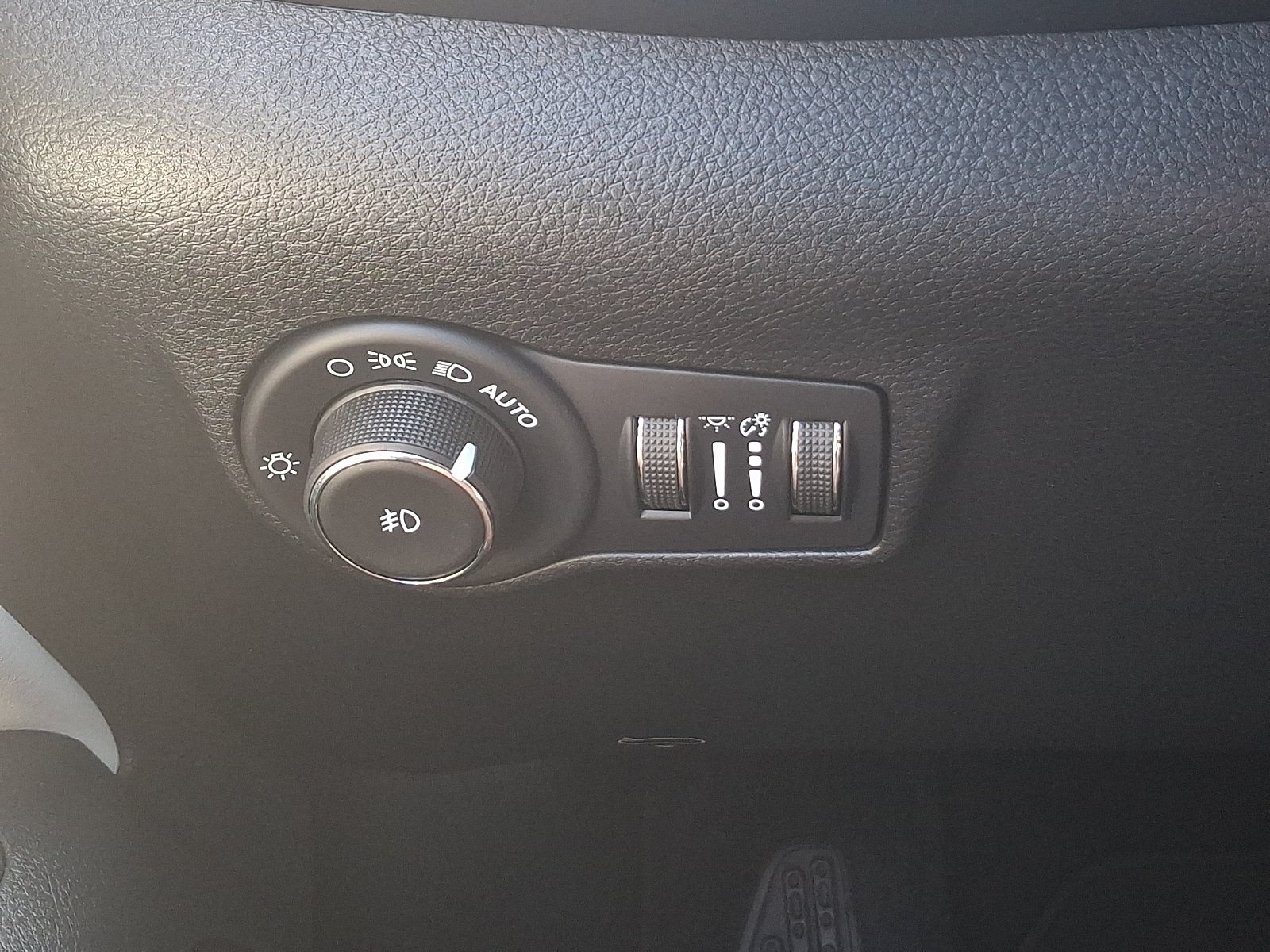 Certified 2025 Jeep Compass Limited w/ Sun & Sound Group AWD/4WD image 23