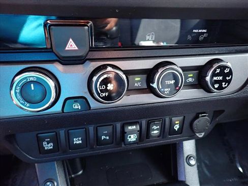 Used 2018 Toyota Tacoma TRD Off-Road w/ Technology Package AWD/4WD image 18