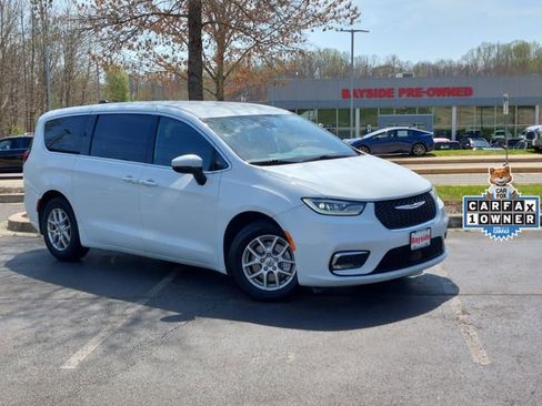 Used 2023 Chrysler Pacifica Touring image 2