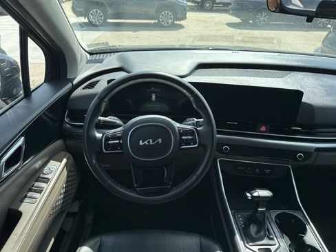 Used 2025 Kia Carnival FWD image 11