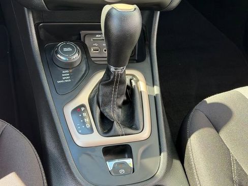 Used 2015 Jeep Cherokee Sport image 17