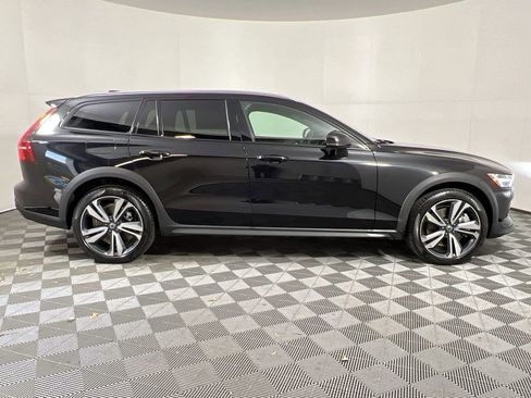 Certified 2025 Volvo V60 B5 Cross Country Plus image 11
