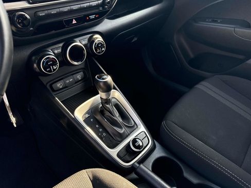 Used 2023 Hyundai Venue SEL image 25