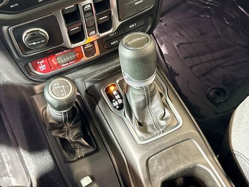 Used 2025 Jeep Gladiator Sport image 16