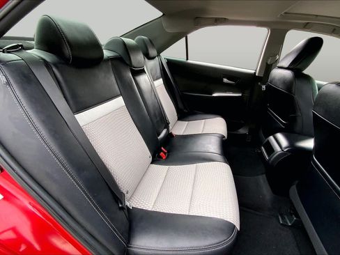 Used 2014 Toyota Camry SE w/ Moonroof Package FWD image 19