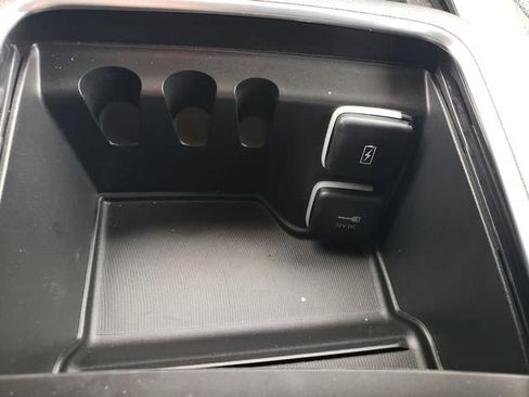 Used 2024 Chrysler Pacifica Limited FWD image 21