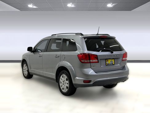 Used 2019 Dodge Journey SE w/ Connectivity Group FWD image 2