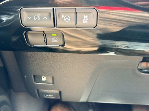 Used 2021 Toyota Prius XLE FWD image 35
