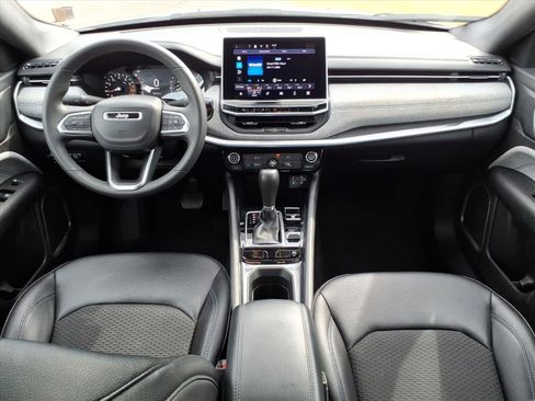 Used 2024 Jeep Compass Latitude image 8