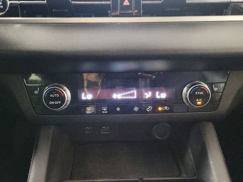 Used 2023 Mitsubishi Outlander SE image 28