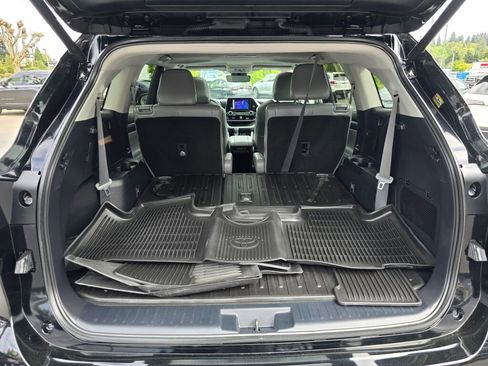 Used 2024 Toyota Highlander XLE AWD/4WD image 6