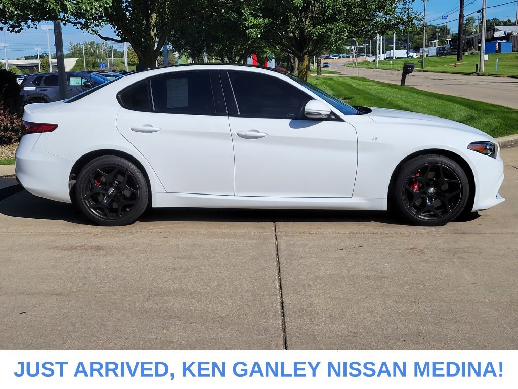 Used 2022 Alfa Romeo Giulia Ti AWD/4WD image 2