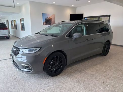 Used 2022 Chrysler Pacifica Touring-L FWD image 3