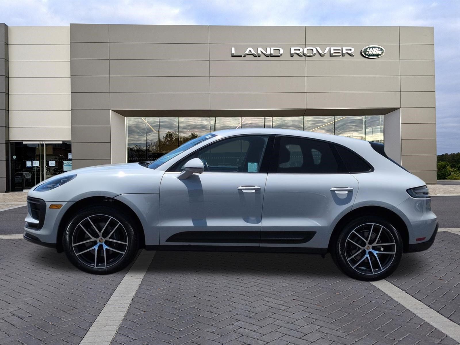 Used 2024 Porsche Macan Turbo AWD/4WD image 8