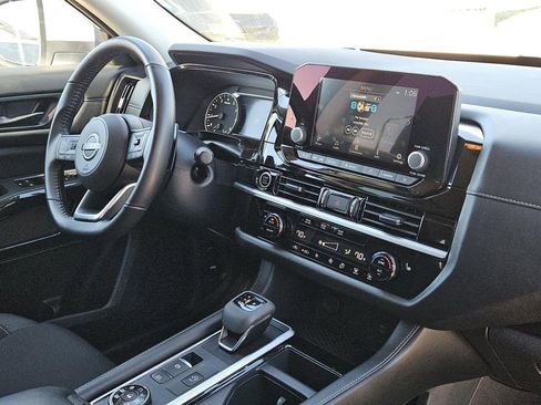 Used 2024 Nissan Pathfinder SV image 30