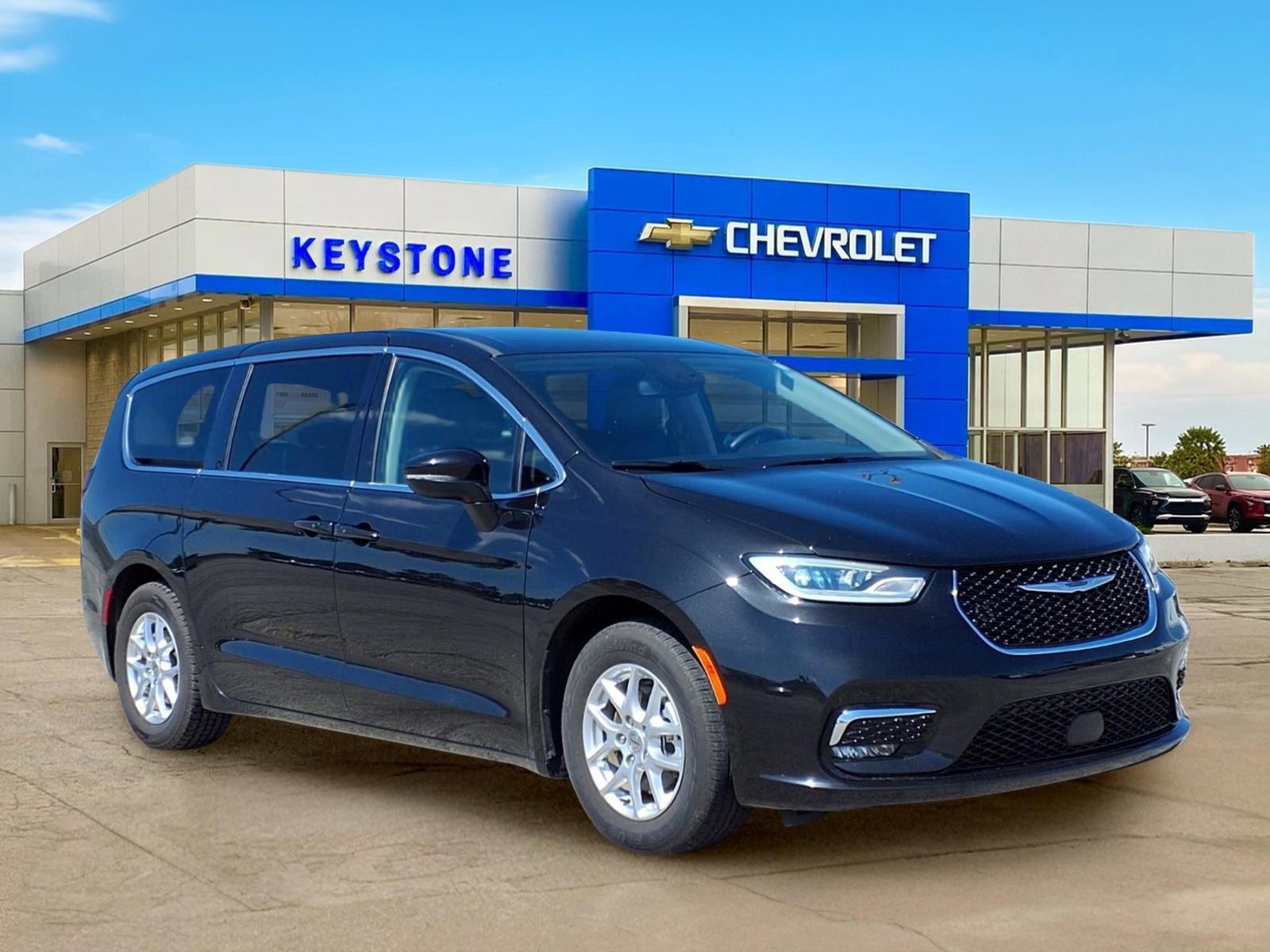 Used 2023 Chrysler Pacifica Touring-L FWD image 1