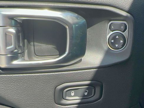 Used 2025 Jeep Wrangler Unlimited Sahara AWD/4WD image 14
