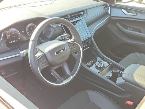 New 2025 Jeep Grand Cherokee Altitude image 3