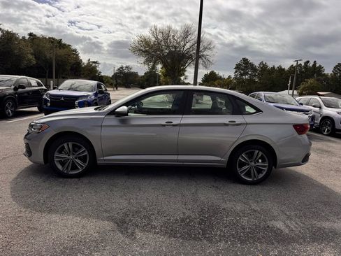 Used 2024 Volkswagen Jetta SE image 4