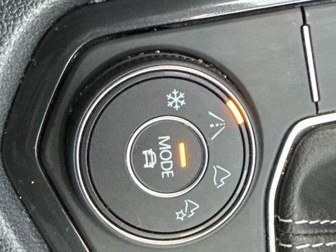 Used 2024 Volkswagen Tiguan SE image 19