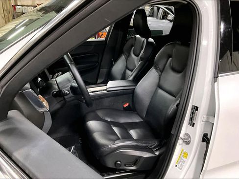 Used 2022 Volvo XC60 B5 Momentum w/ Climate Package image 7