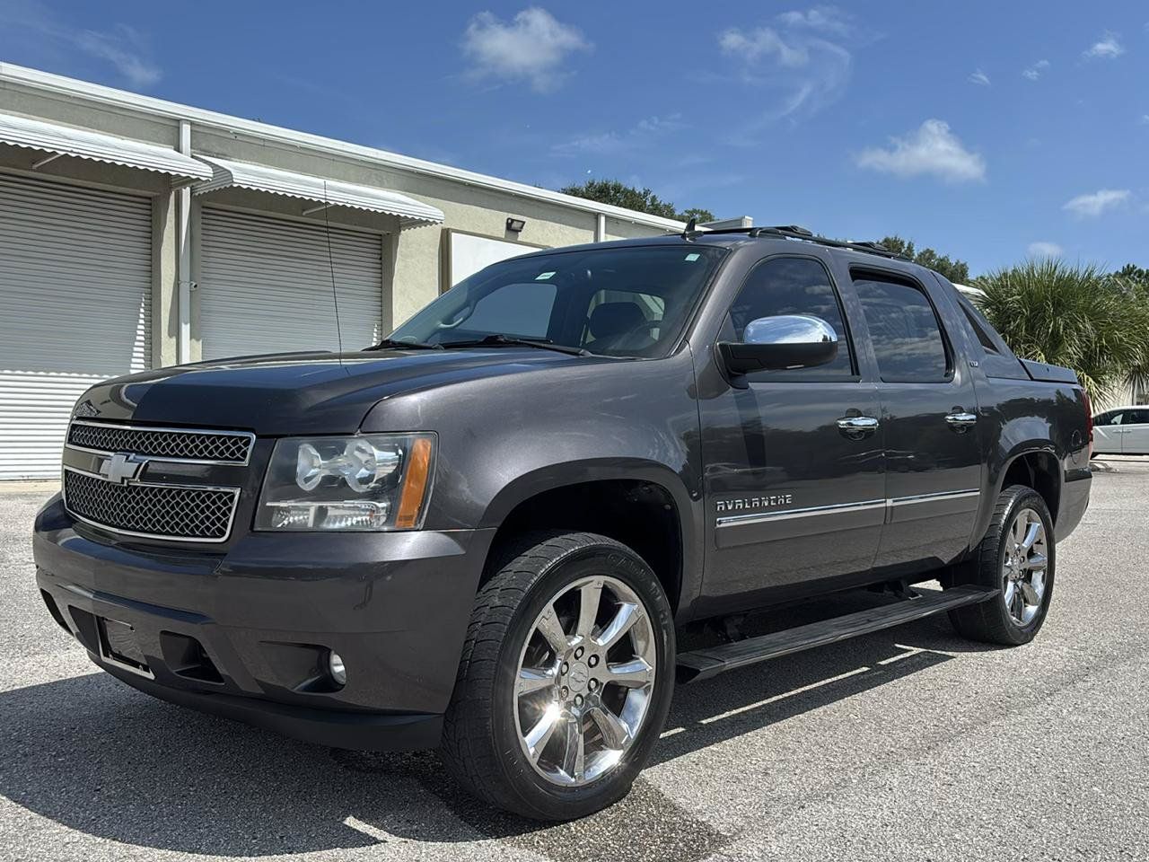 Used 2011 Chevrolet Avalanche LTZ AWD/4WD image 2