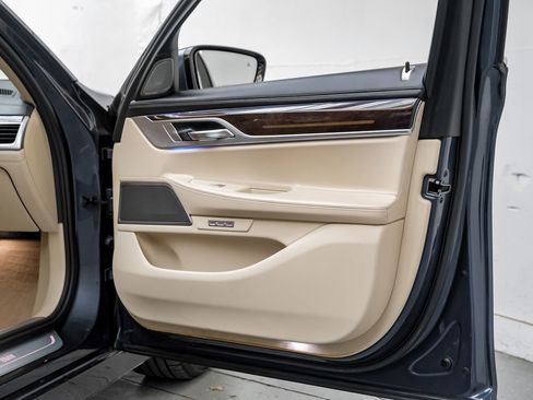 Used 2016 BMW 740i w/ Executive Package image 43