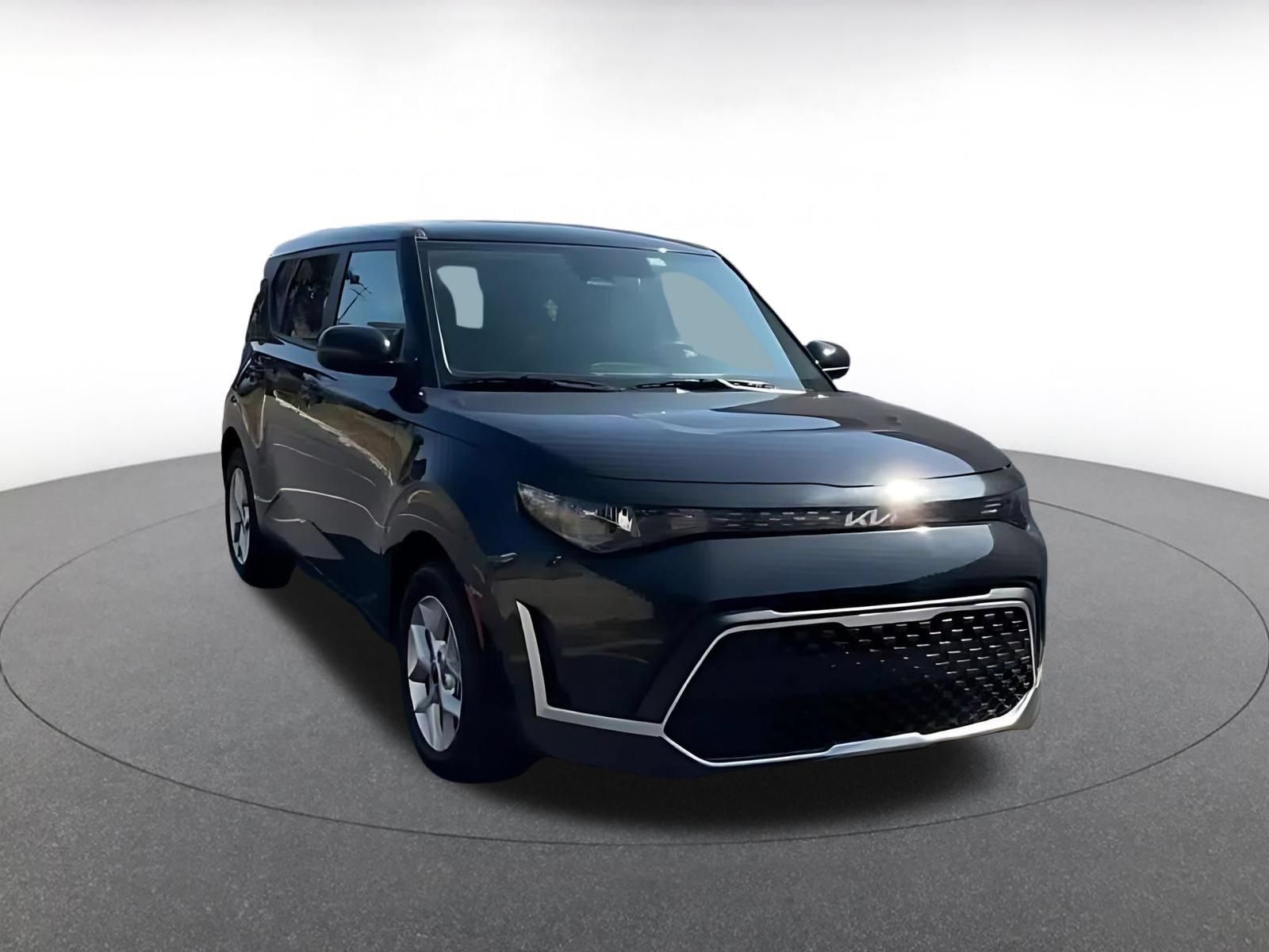 Used 2025 Kia Soul LX w/ LX Technology Package FWD image 3