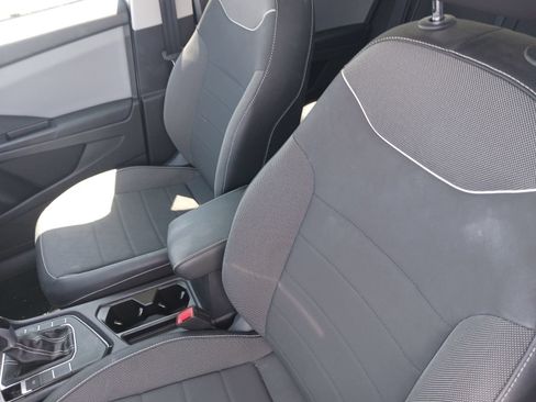 Used 2023 Volkswagen Taos SE w/ Panoramic Sunroof Package FWD image 5