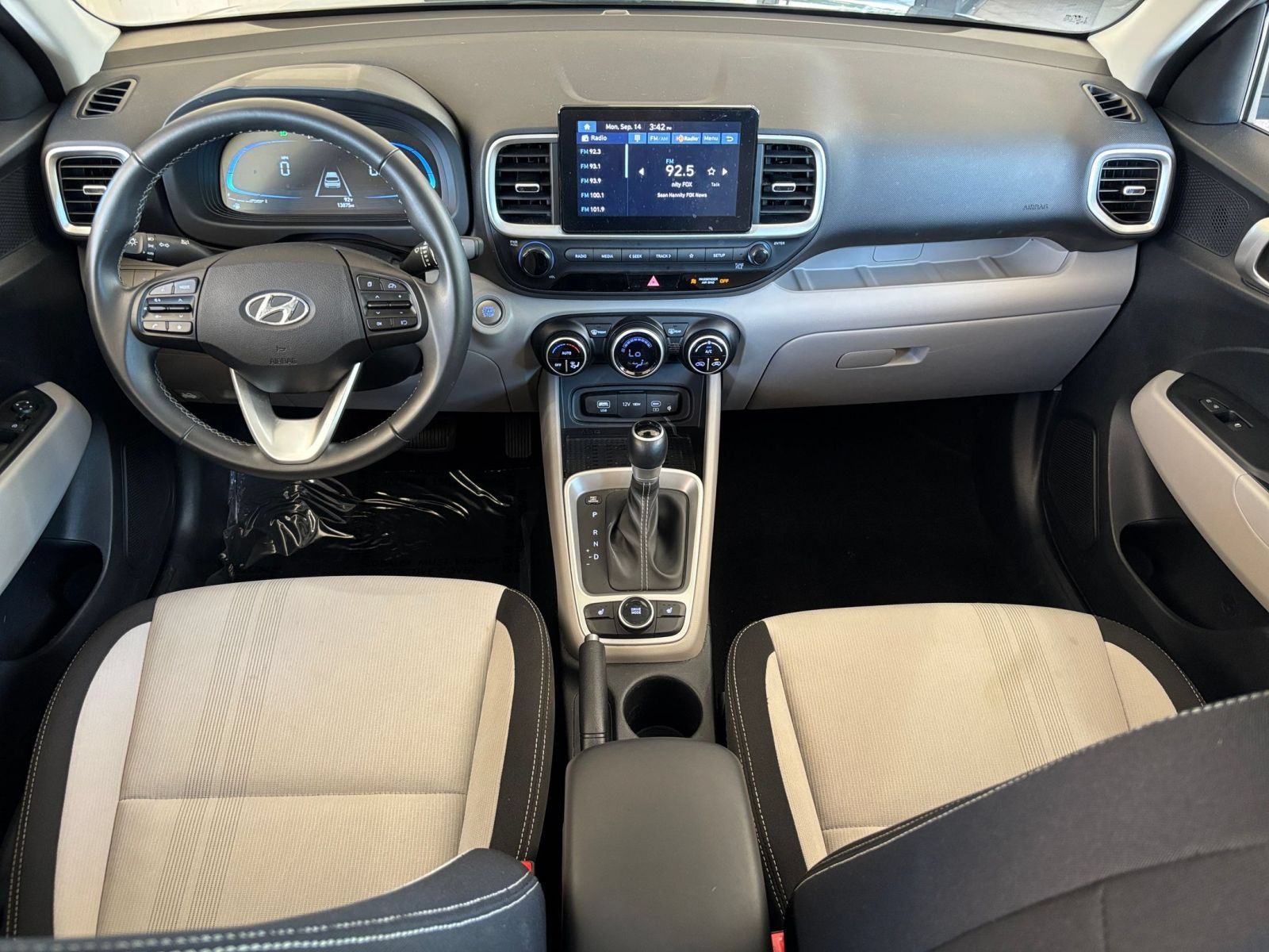Used 2026 Hyundai Venue SEL FWD image 32