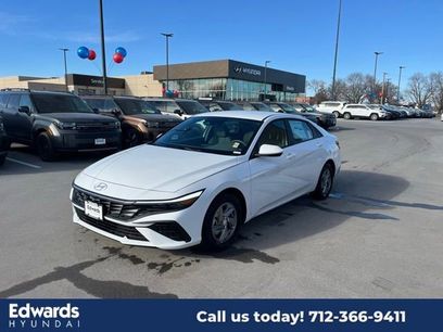 New 2025 Hyundai Elantra SE