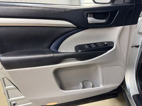 Used 2019 Toyota Highlander XLE FWD image 8