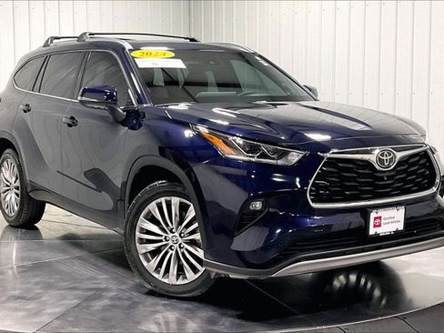 Certified 2024 Toyota Highlander Platinum AWD/4WD image 3