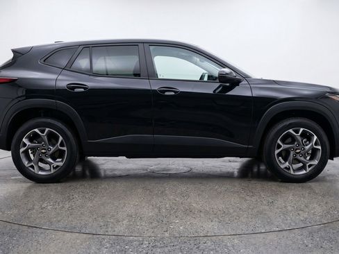 Used 2025 Chevrolet Trax LT w/ LT Convenience Package FWD image 11