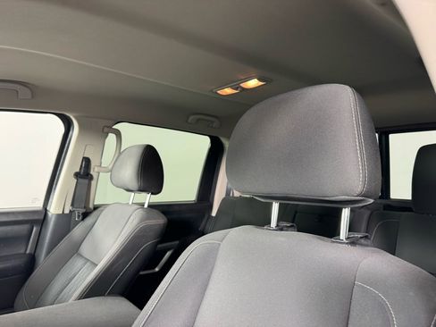 Used 2017 Nissan Titan SV image 3