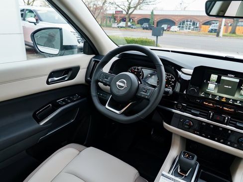 New 2025 Nissan Pathfinder SL image 10