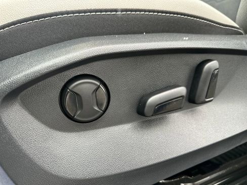 New 2025 Volkswagen Taos SE image 4