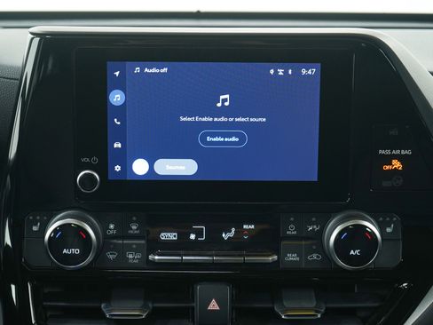 Used 2024 Toyota Highlander XLE image 18