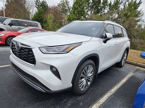 Used 2024 Toyota Highlander Platinum image 3