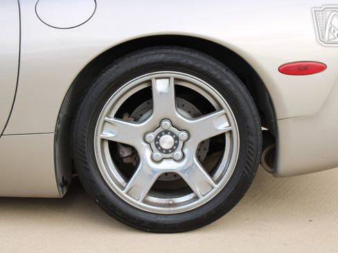 Used 1998 Chevrolet Corvette Coupe w/ Performance Handling Pkg image 35