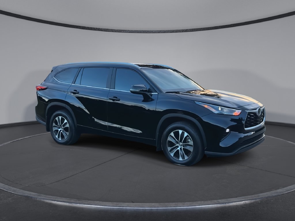 Certified 2025 Toyota Highlander XLE FWD image 2