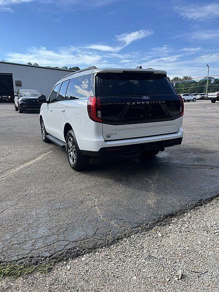 Used 2025 Ford Expedition Active AWD/4WD image 5