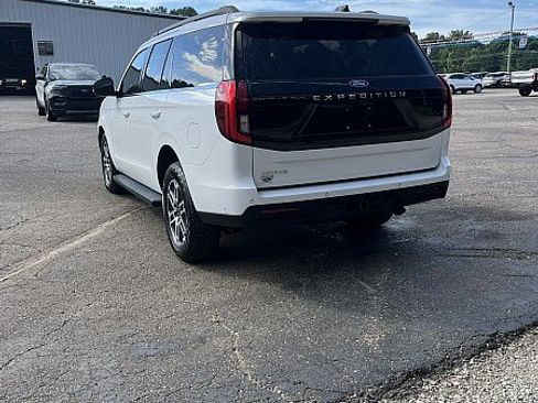 Used 2025 Ford Expedition Active AWD/4WD image 5